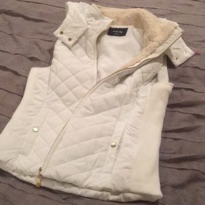 White quilted vest with fur